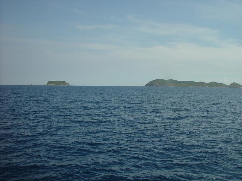 Outer islands approaching The Baths

(Click on image to view full-size image (1280x960, 565 kb))