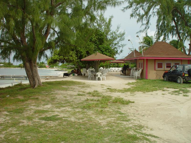 Anagada Reef Hotel in the morning

(Click on image to view full-size image (1280x960, 582 kb))